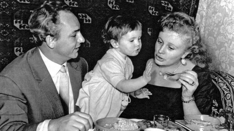 Алла Ларионова, любившая шумные компании и внимание поклонников.