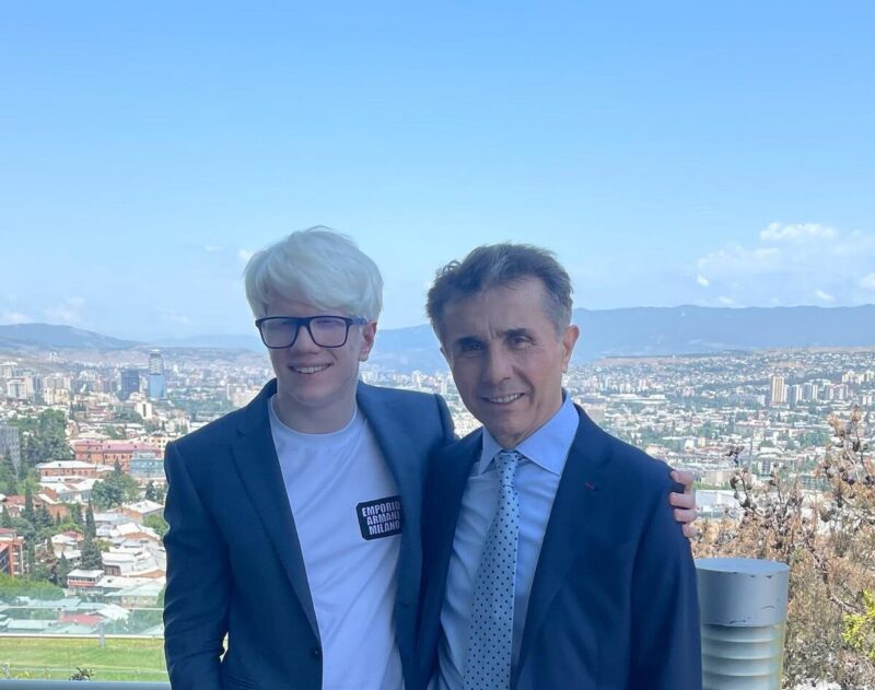 Бера с сыном Берукой, который не унаследовал альбинизм.