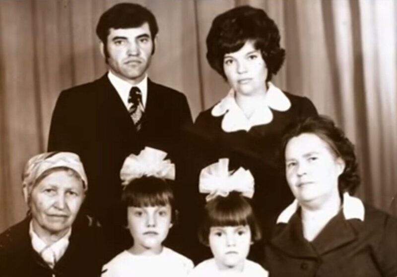 Инга Оболдина в детстве с родителями, бабушками и младшей сестрой.