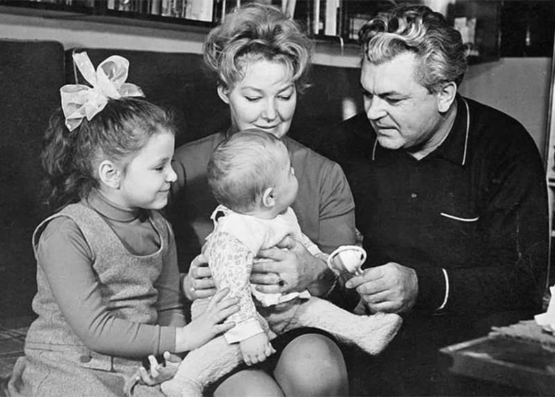 Ирина Скобцева и Сергей Бондарчук с детьми Алёной и Федором: счастливые моменты семейной жизни.