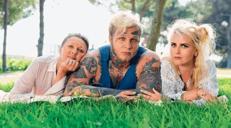 Денис Шальных с мамой Еленой Яковлевой и первой супругой Викторией Мельниковой