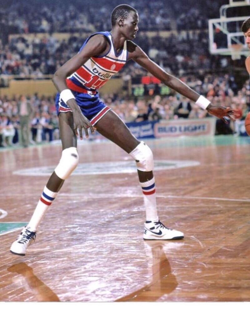 Поразил льва, покорил НБА : Как 231-сантиметровый Мануте Бол отдал $3,5 млн за родину и ушёл в 47 лет