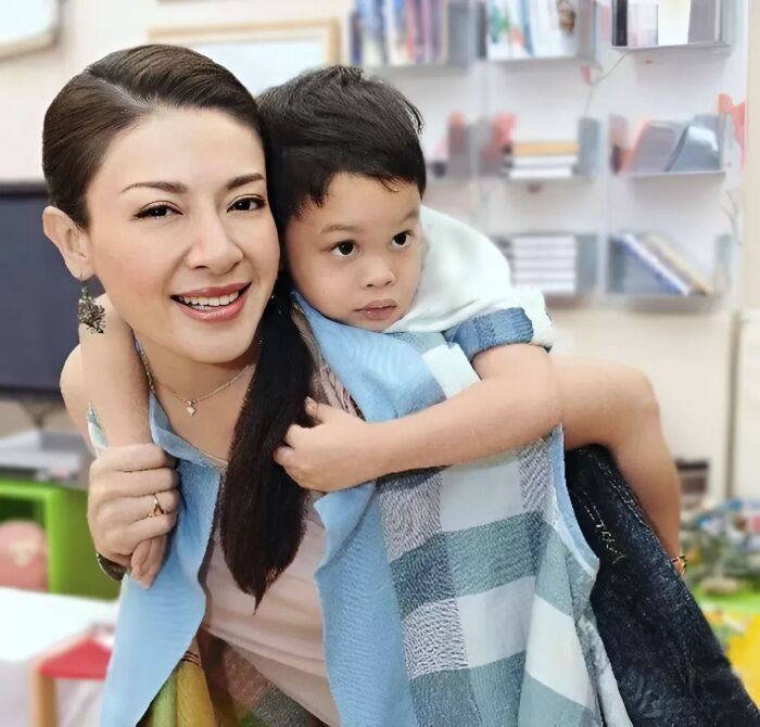 Королевская мечта длиною в 13 лет : Как бывшая жена короля Таиланда родила наследника, но оказалась в ссылке «в уютном дворце»