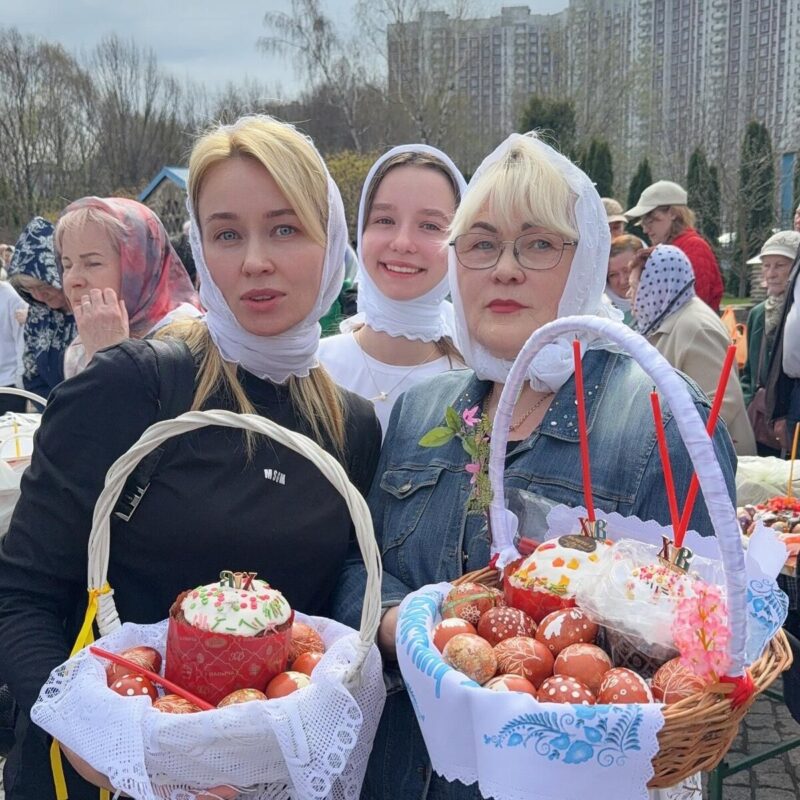 Александра унаследовала творческую жилку от своих родителей.