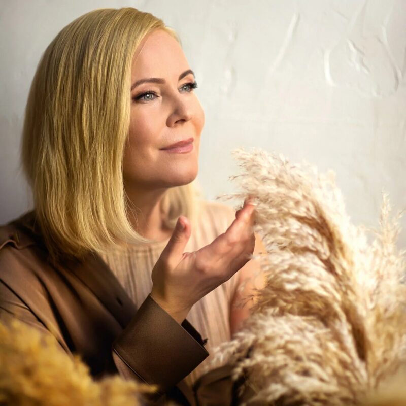 Мария Куликова: В 48 лет актриса выглядит невероятно свежо и уверенно.