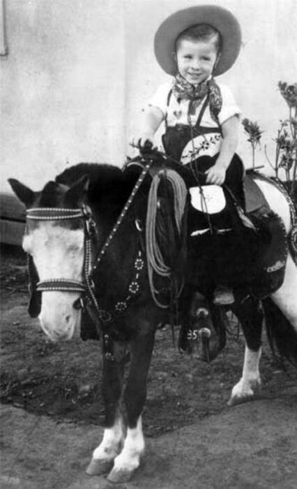 Он разменял пятый десяток, но стал «непобедимым», а его жизнь — череда испытаний: Чак Норрис: как он спас жену от «смерти в глазах» и почему его называют «совершенствующимся»?