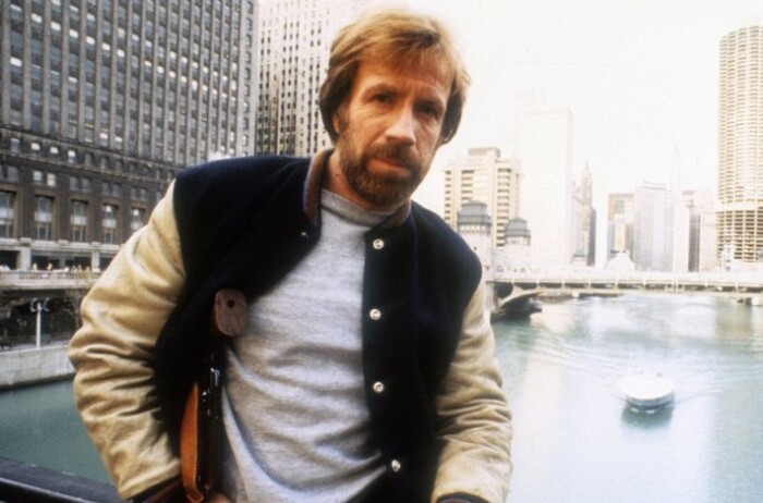 Он разменял пятый десяток, но стал «непобедимым», а его жизнь — череда испытаний: Чак Норрис: как он спас жену от «смерти в глазах» и почему его называют «совершенствующимся»?