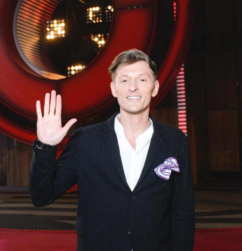 «Более отвратительной твари невозможно вообразить»: Как 47-летний Павел Воля из хулигана превратился в заботливого мужа и отца, но не изменил себе