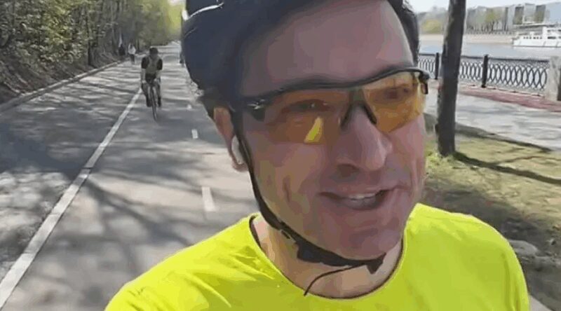 Актер Антон Хабаров на одной из своих велопрогулок, где он совмещает спорт с самообразованием.