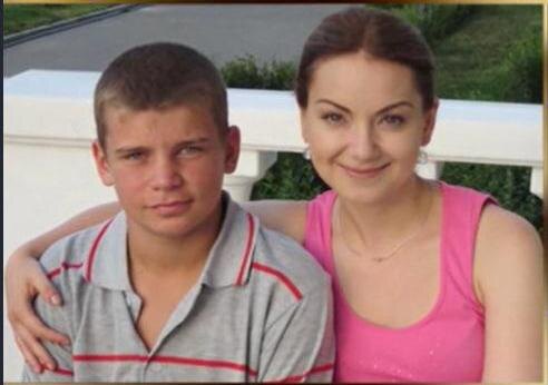 Ольга Будина и подросток Александр, которого она хотела усыновить.