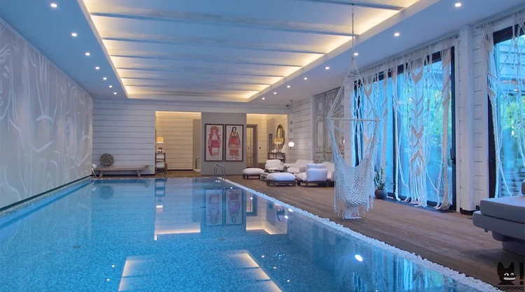 Напольное покрытие бассейна из наноматериала, искусно имитирующего дерево.