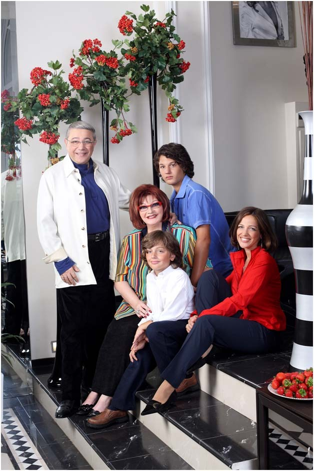 Семейная идиллия до развода: Петросян, Степаненко, Викторина и её дети.