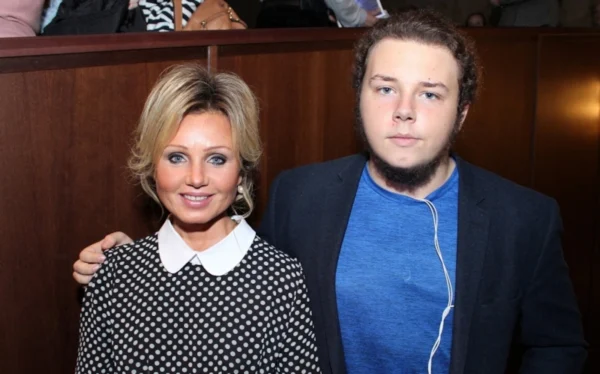 Звезда «Улиц разбитых фонарей» менял жён как перчатки : 62-летний Алексей Нилов пережил две клинические смерти, а «тихое семейное счастье» нашёл лишь с пятой избранницей.