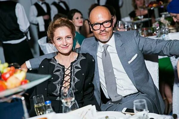 Расставание спустя 9 лет и неожиданная связь с овдовевшей актрисой: «Идеальное расставание красивой глянцевой пары»