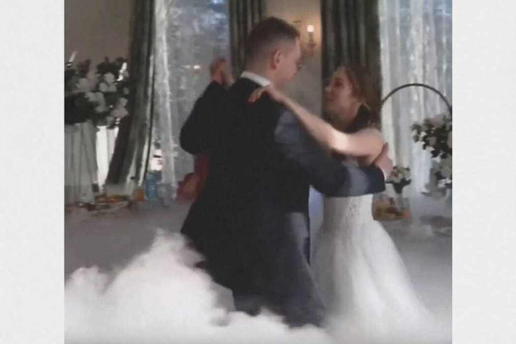 «Была такая маленькая-маленькая»: Дмитрий Брекоткин растрогался на свадьбе дочери