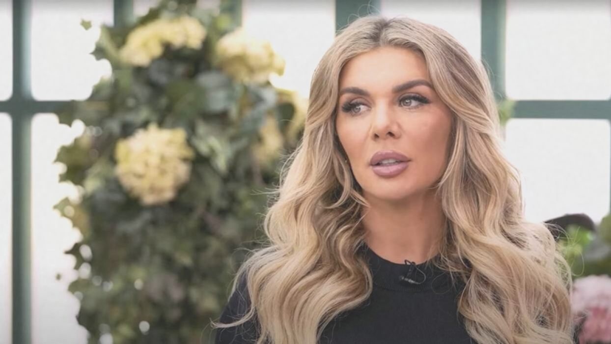 «С этой фигней не подходите!»: Анна Седокова показала, как избавляется от цветов навязчивого поклонника