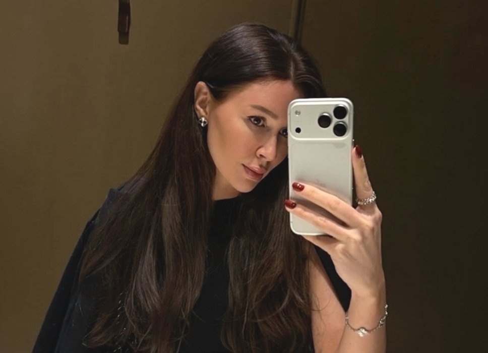 «Вспоминаю ее голос, взгляд, руки»: Анна Заворотнюк поделилась трогательным фото матери в день её 55-летия