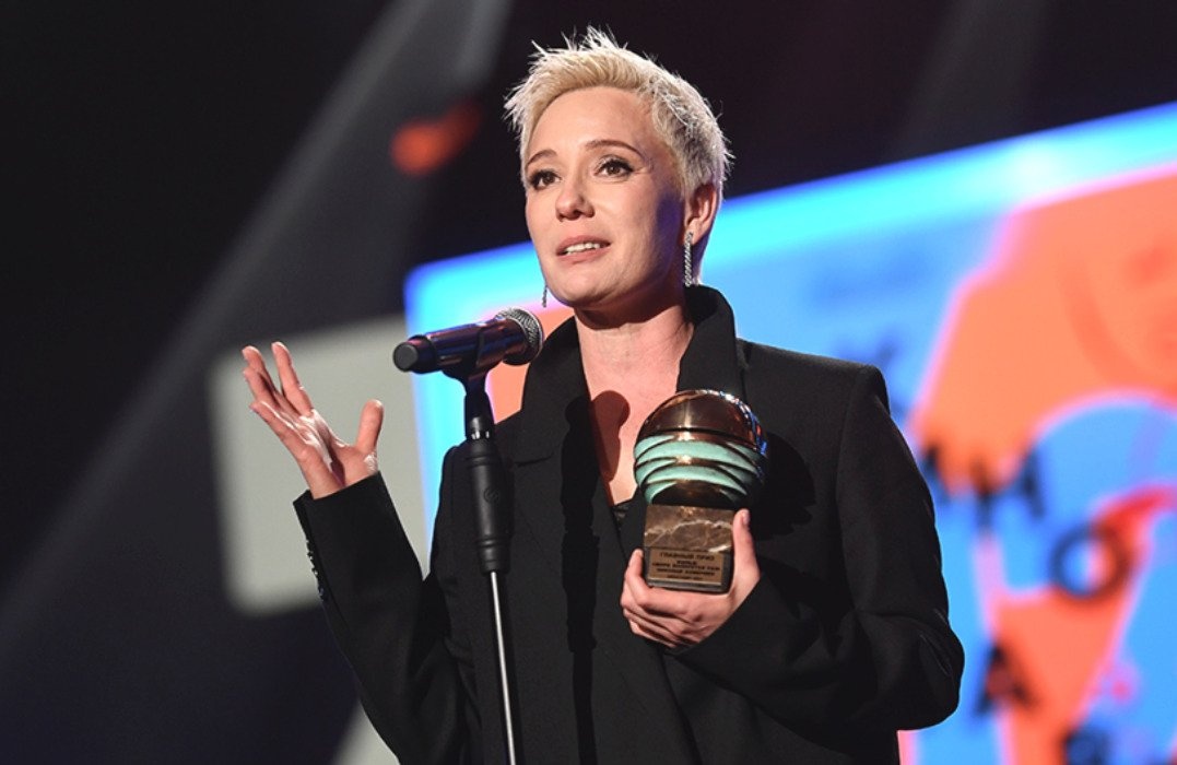 Чулпан Хаматова впервые показала неузнаваемый образ для спектакля в Латвии