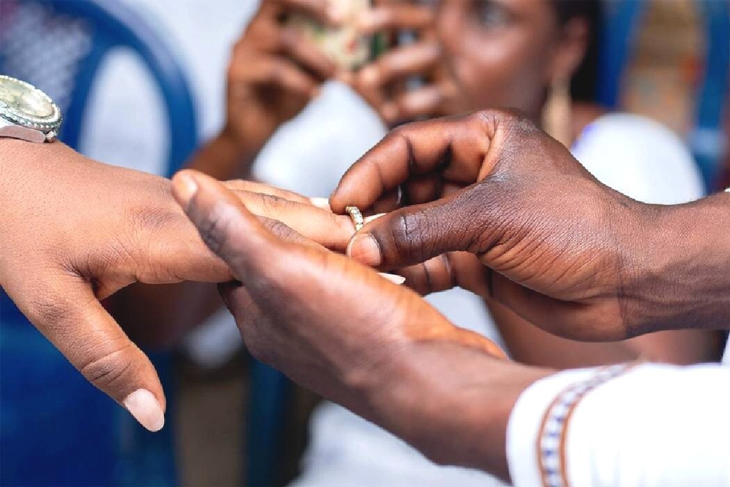 Апостольская церковь Ганы запретила поцелуи молодоженов у алтаря