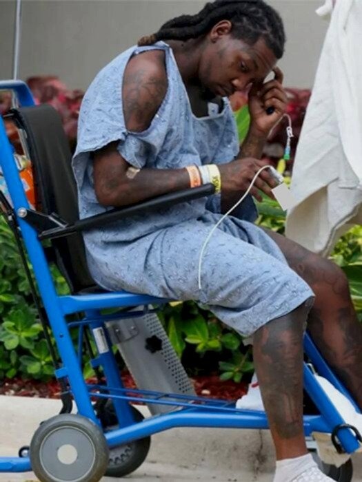 Offset впервые попал в объективы папарацци после ранения: рэпер в инвалидном кресле