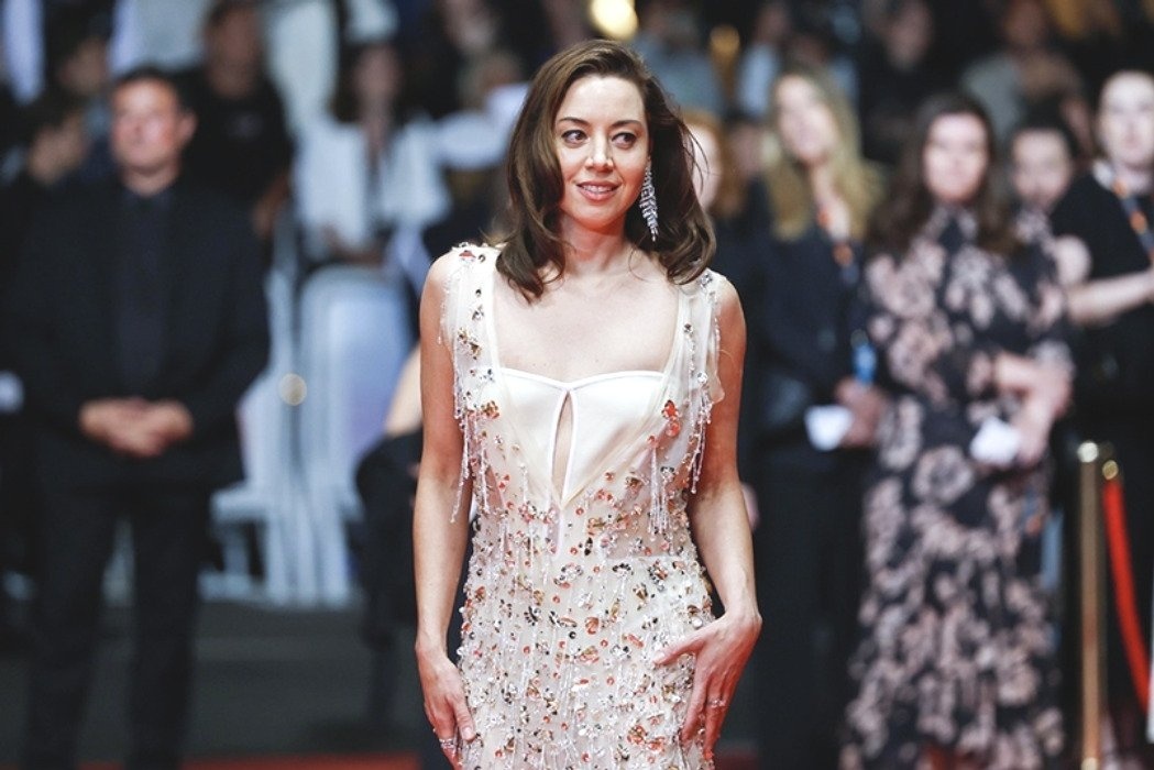 Обри Плаза ждет ребенка спустя год после смерти мужа