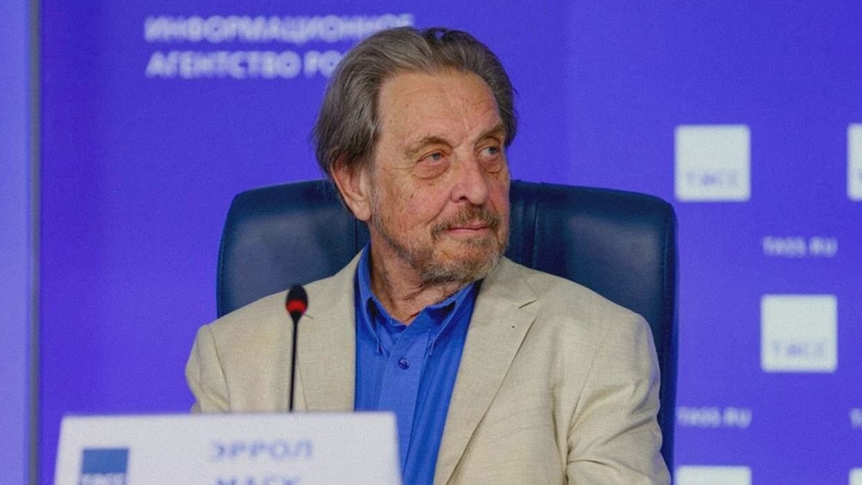 «Москва — самая впечатляющая столица»: отец Илона Маска посетил храм Христа Спасителя