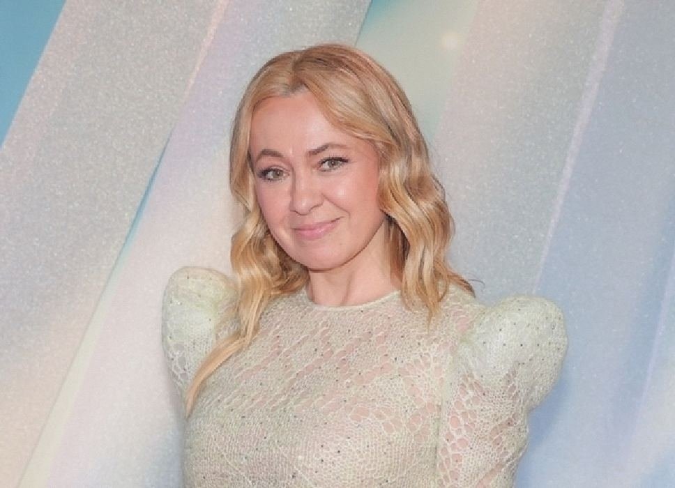 Яна Рудковская показала ноги на пляже: поклонники разделились