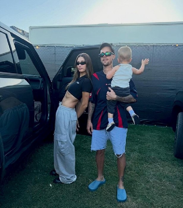 «Такой особенный уик-энд»: Хейли Бибер показала трогательное семейное фото с Джастином и сыном Джеком Блюзом