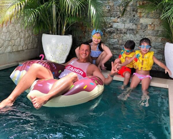 Вячеслав Манучаров: как актер в одиночку воспитывает троих детей после трагедий и предательства