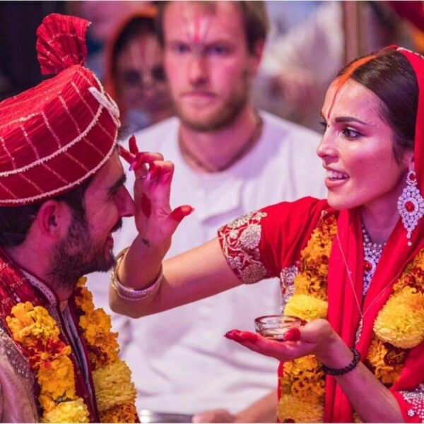 "Я любимое дитя бога": Сати Казанова о новом статусе, родах-обряде и тревоге фанатов