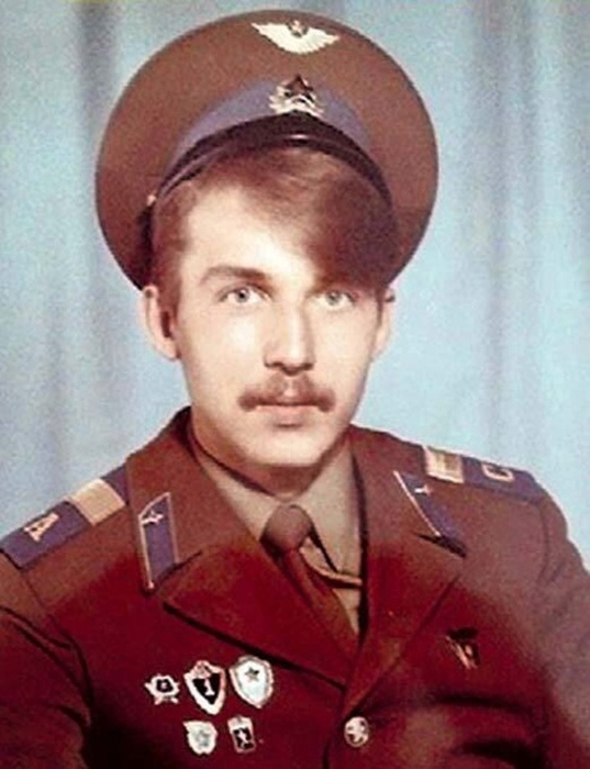 Тайны детства, проспанная война и 10 лет массовки: как Кирилл Полухин стал звездой