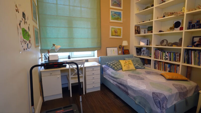 Яркие акценты в комнате младшей дочери Марии.