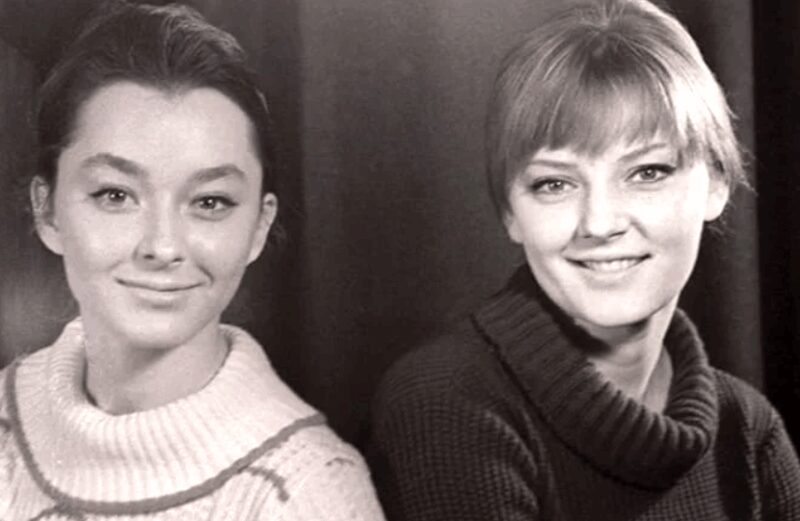 Анастасия Вертинская (слева) и её сестра Марианна: детские годы, полные соперничества.