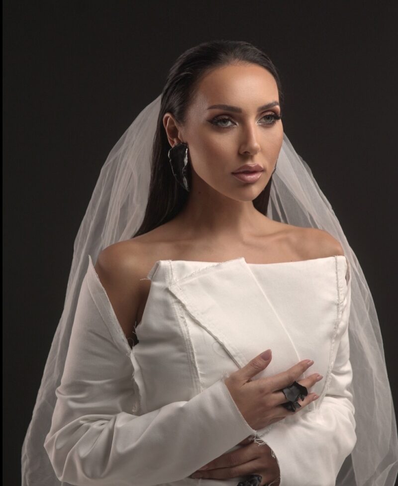 Алсу в одном из своих ярких сценических образов.