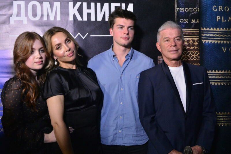 Большая и дружная семья Газмановых в полном составе.