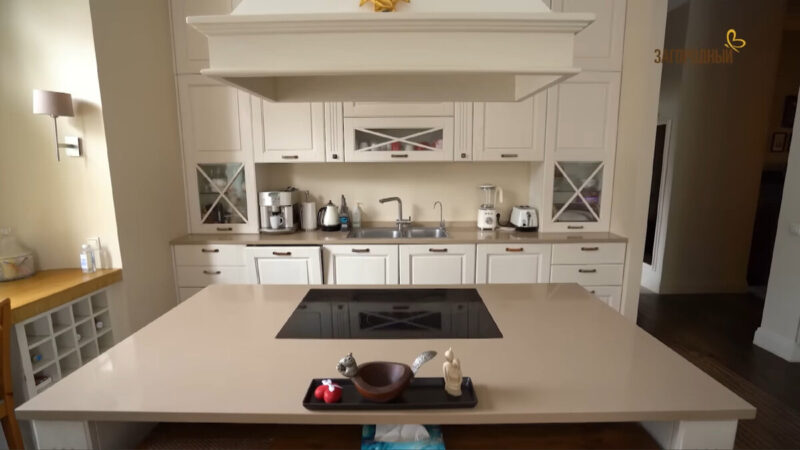 Уголок для творчества и чтения в кухонной зоне отдыха.