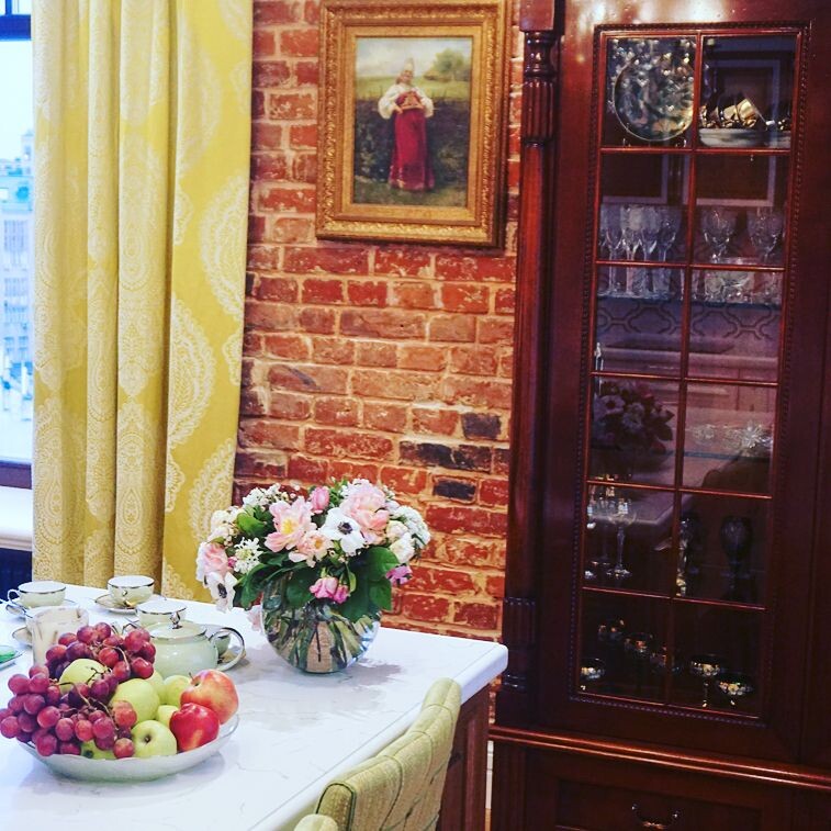 Детали интерьера гостиной: растения, вазы и музыкальный инструмент создают атмосферу творчества.