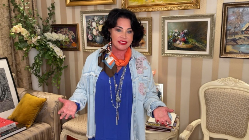 Светлая гостиная загородного дома, залитая солнечным светом через огромные окна.