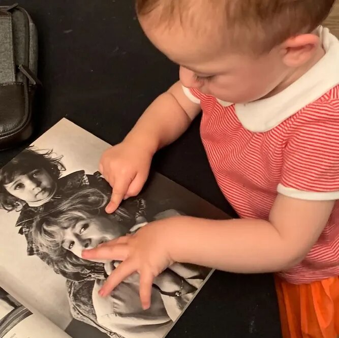 Вьян, внучка легендарной актрисы, растет в творческой семье.