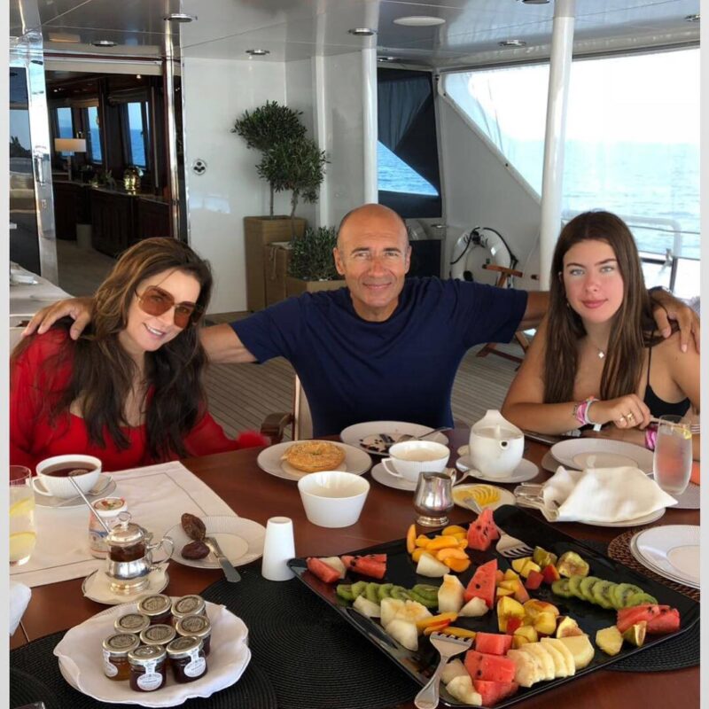 Игорь Крутой с супругой и младшей дочерью Сашей