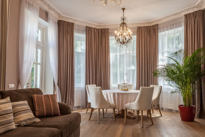 Спальня в спокойных тонах.