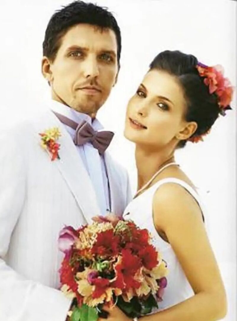 Символическая свадьба на Мальдивах не принесла Светлане Ивановой семейного счастья.