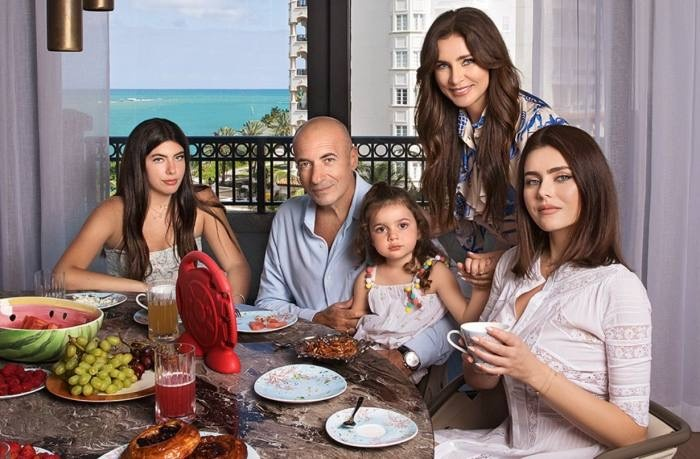 Семейный портрет: Игорь Крутой с Ольгой, приемной дочерью Викторией и внучкой