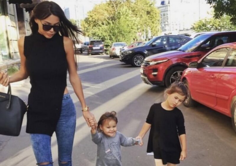 Оксана Самойлова с дочерьми, кадр 2018 года.