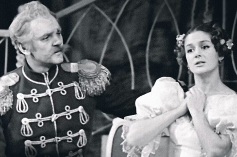 Юрий Яковлев и Екатерина Райкина на сцене в спектакле «Дамы и гусары».