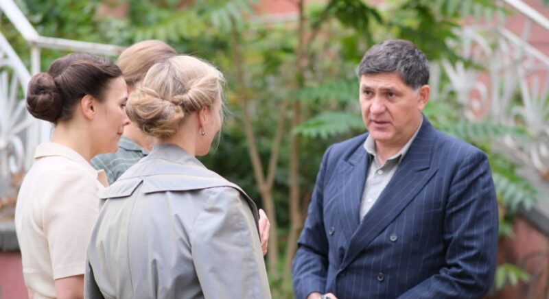 Будущий актер с родителями.