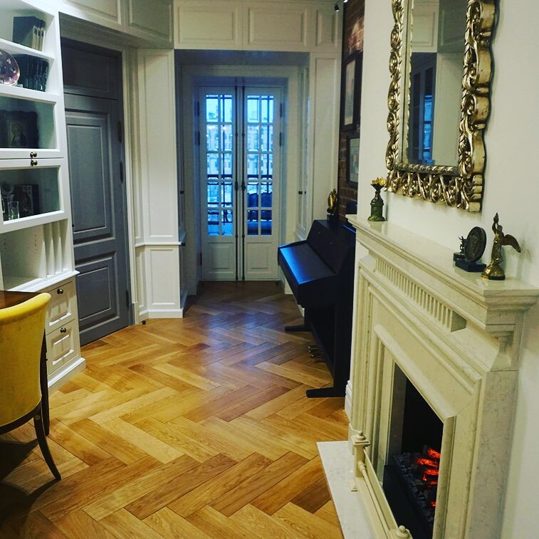 Рабочий кабинет в апартаментах, где Надежда Георгиевна находит вдохновение и сосредоточенность.