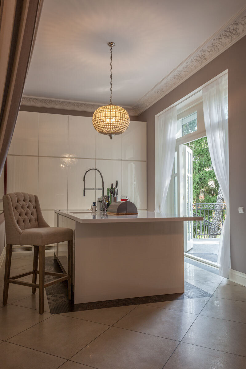 Ванная комната, выдержанная в общем стиле дома.