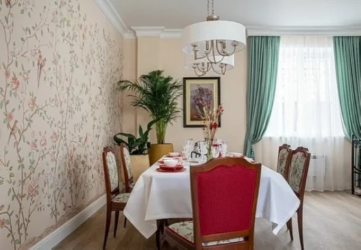 Светлые бежевые тона создают атмосферу спокойствия в гостиной.