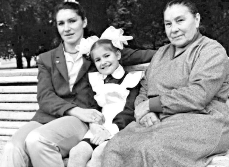 Галина Макарова в окружении любимых дочки и внучки.